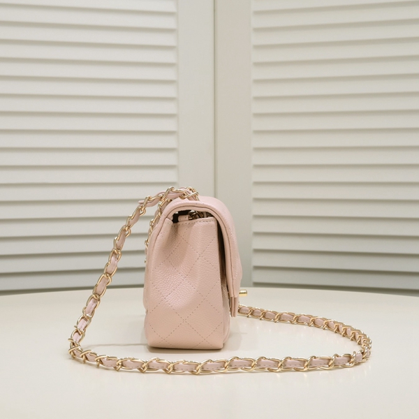 シャネルバッグ背面デザイン